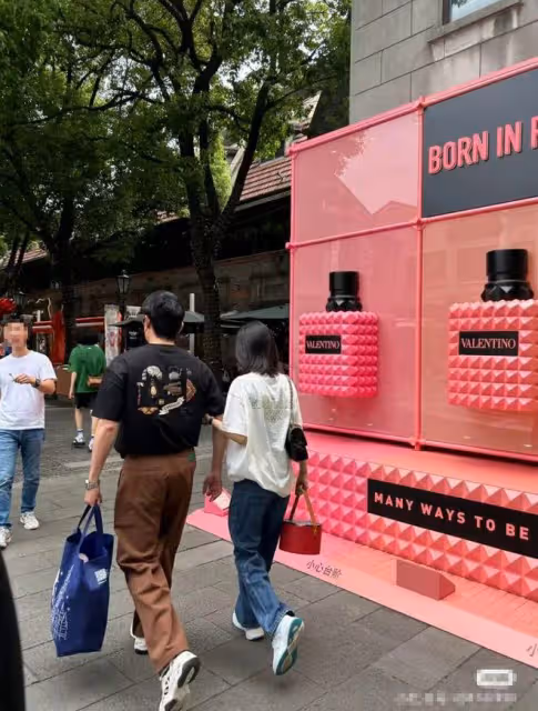 陸毅鮑蕾逛街被偶遇,牽手同行感情穩定,陸毅背影年輕獲誇讚