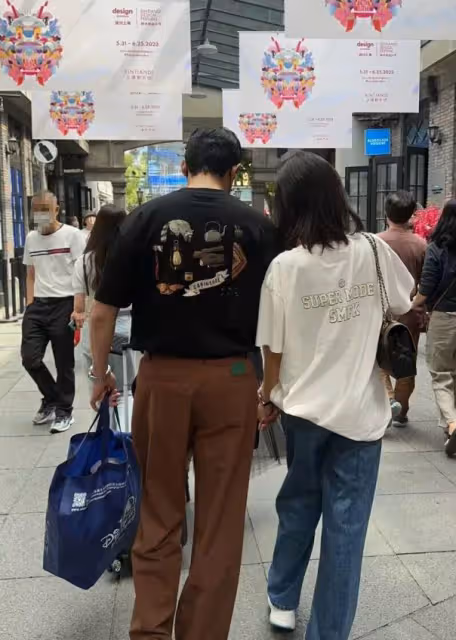 陸毅鮑蕾逛街被偶遇,牽手同行感情穩定,陸毅背影年輕獲誇讚