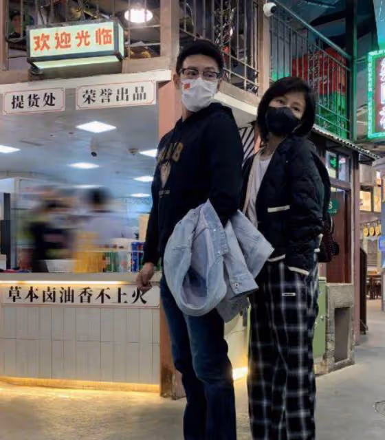 陸毅鮑蕾逛街被偶遇，牽手同行感情穩定，陸毅背影年輕獲誇讚