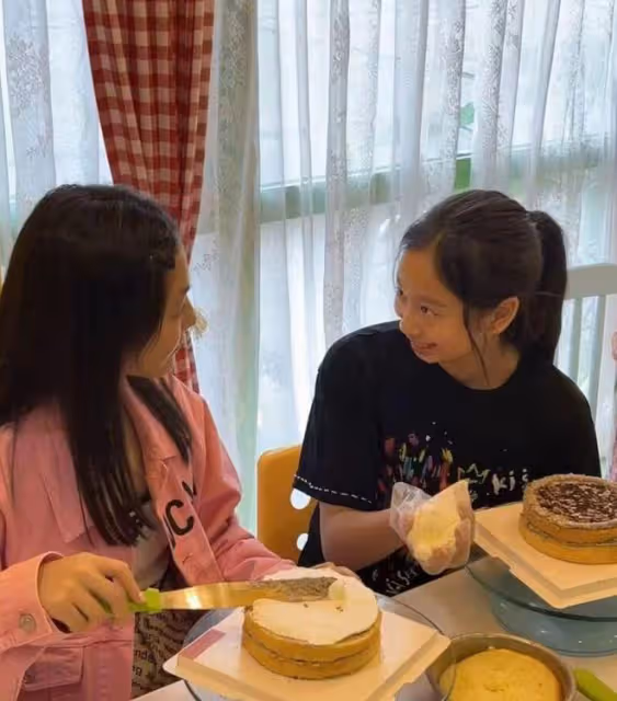 王詩齡與蔣麗莎女兒做蛋糕,穿萬元外套顯闊氣,兩人對比太明顯