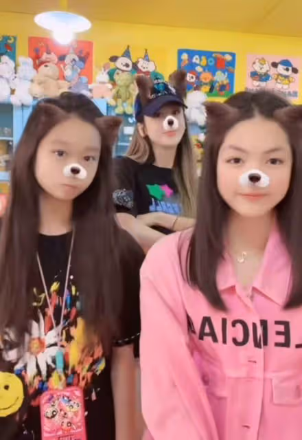 王詩齡與蔣麗莎女兒做蛋糕,穿萬元外套顯闊氣,兩人對比太明顯