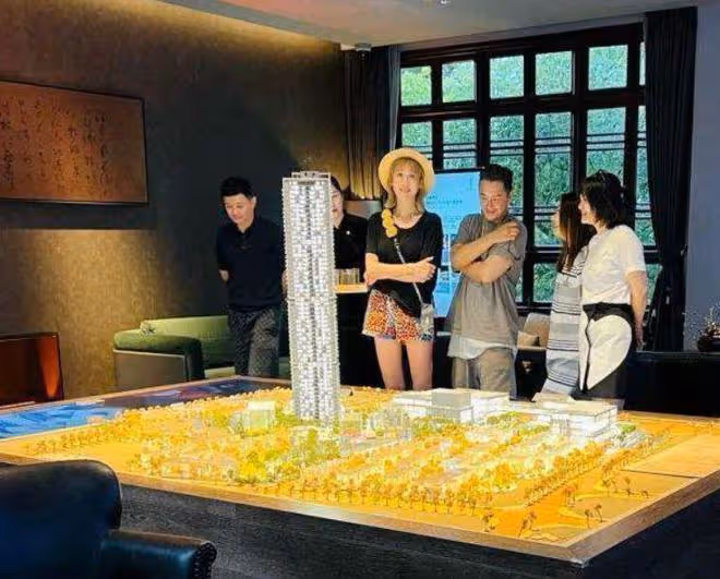 王詩齡與蔣麗莎女兒做蛋糕,穿萬元外套顯闊氣,兩人對比太明顯