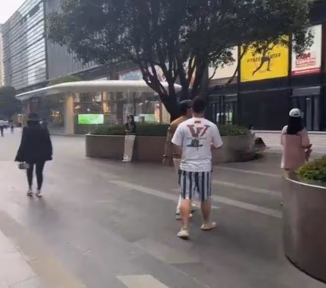 王詩齡與蔣麗莎女兒做蛋糕,穿萬元外套顯闊氣,兩人對比太明顯
