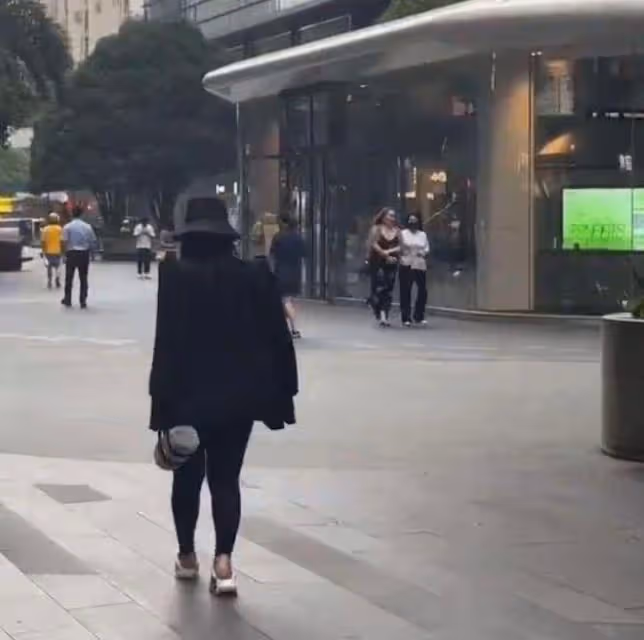 王詩齡與蔣麗莎女兒做蛋糕,穿萬元外套顯闊氣,兩人對比太明顯