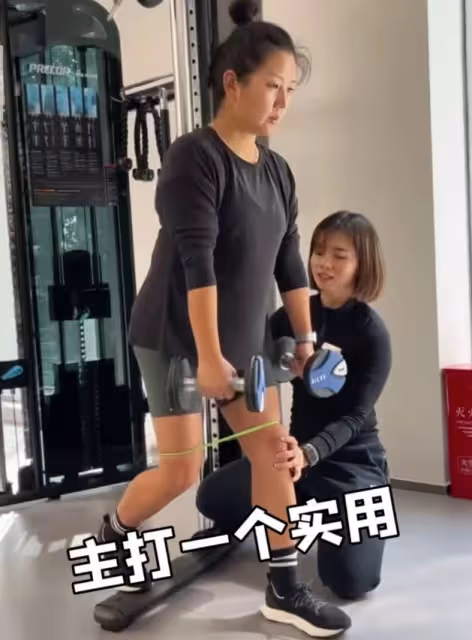 37歲何潔曬減肥近況,罕穿泳裝瘦了一大圈,素顏被指老了不少