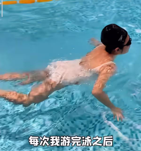 37歲何潔曬減肥近況,罕穿泳裝瘦了一大圈,素顏被指老了不少
