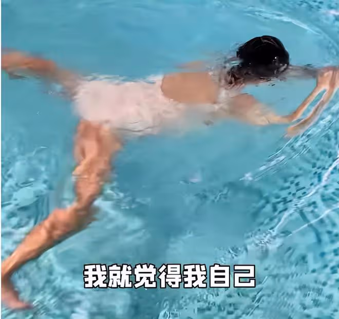 37歲何潔曬減肥近況,罕穿泳裝瘦了一大圈,素顏被指老了不少