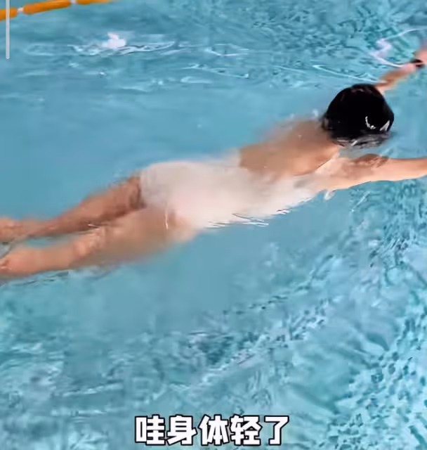 37歲何潔曬減肥近況,罕穿泳裝瘦了一大圈,素顏被指老了不少