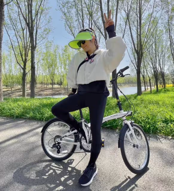 37歲何潔曬減肥近況,罕穿泳裝瘦了一大圈,素顏被指老了不少