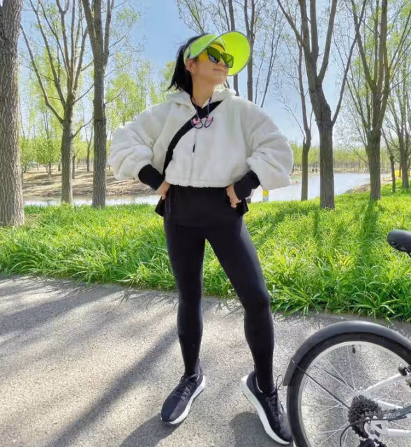 37歲何潔曬減肥近況,罕穿泳裝瘦了一大圈,素顏被指老了不少