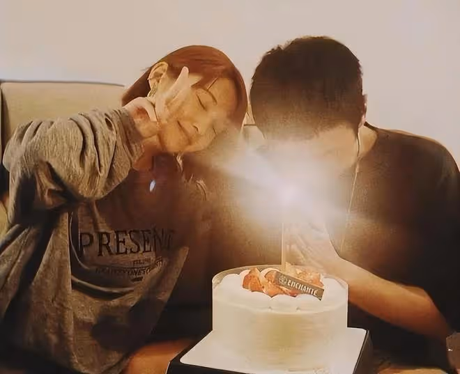 李榮浩連續9年卡點為嬌妻慶生，楊丞琳害羞回應，結婚四年甜如蜜
