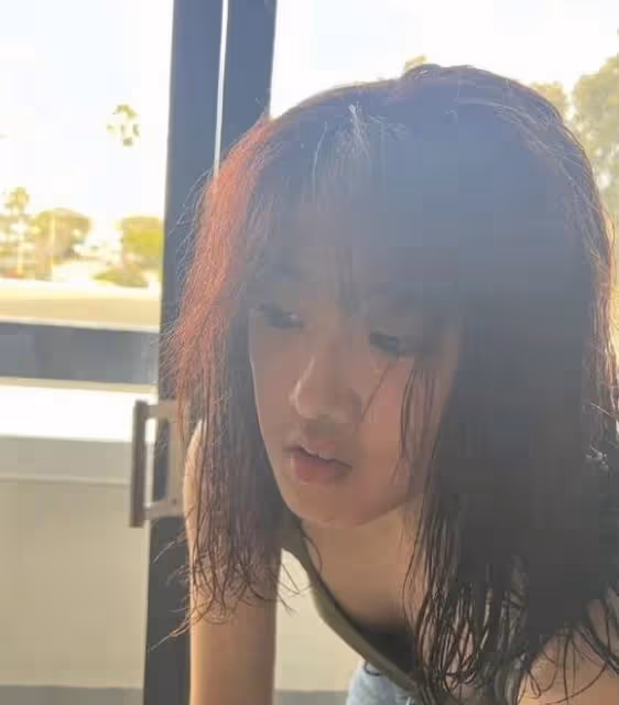 賈靜雯17歲女兒赴美求學,住親爸豪宅,姿勢性感比媽媽都撩人