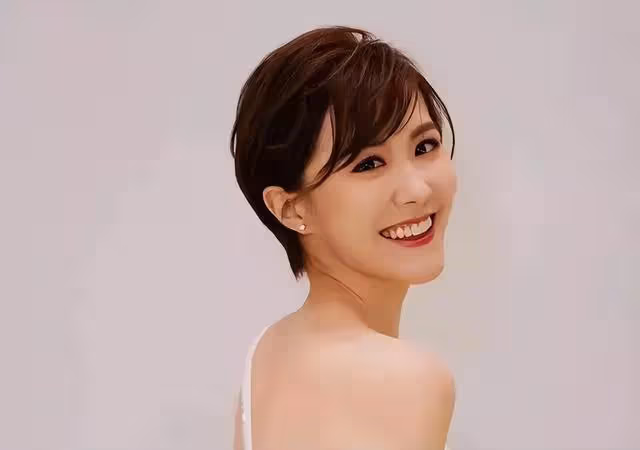 TVB力捧花旦新劇開拍,坐男主大腿上被吐槽太重,網友大讚身材好