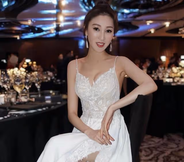 TVB前港姐躋身上流圈子,與大40歲富商離婚變富貴,被傳婚內出軌
