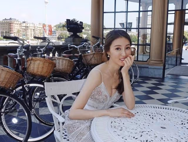 TVB前港姐躋身上流圈子,與大40歲富商離婚變富貴,被傳婚內出軌