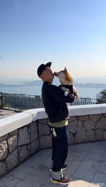 TVB前小生近況曝光!身形挺拔近60歲保養得宜,一度升級做監製