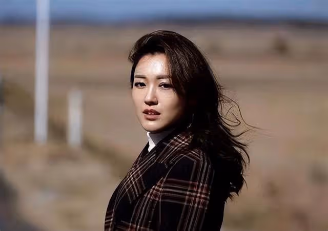 無懼犯禁!TVB小花懷孕近3個月仍未見肚,出席活動照穿四寸高跟鞋