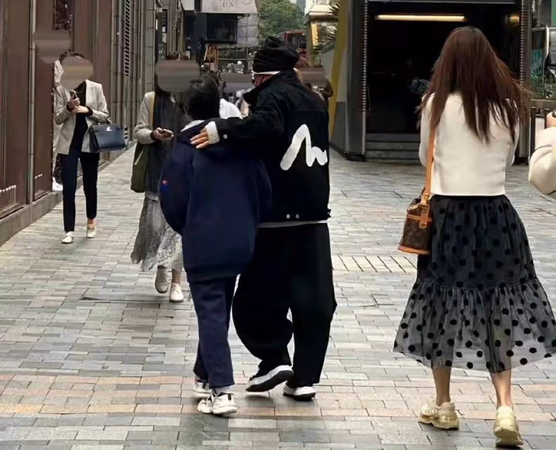 王寶強開280萬大G外出,馮清與繼子女關係微妙,王子珊長發飄飄
