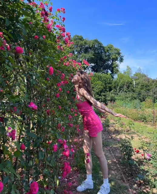 趙堯珂穿芭比粉弔帶衫配同色系牛仔短褲,身材曼妙,明艷動人