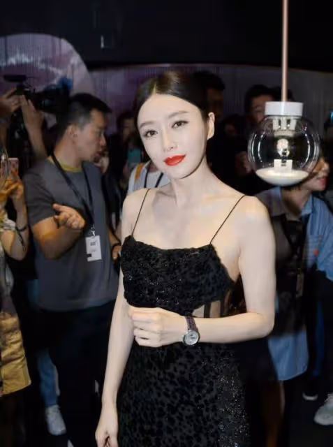 秦嵐真不像「阿姨輩」,穿黑色弔帶裙時尚精緻,身姿曼妙不輸少女