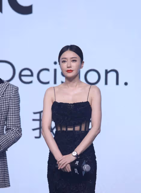 秦嵐真不像「阿姨輩」,穿黑色弔帶裙時尚精緻,身姿曼妙不輸少女