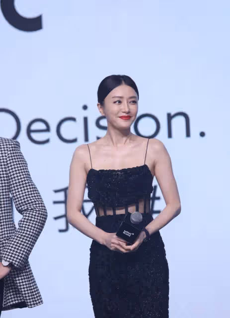 秦嵐真不像「阿姨輩」,穿黑色弔帶裙時尚精緻,身姿曼妙不輸少女