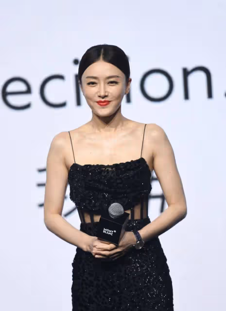 秦嵐真不像「阿姨輩」,穿黑色弔帶裙時尚精緻,身姿曼妙不輸少女