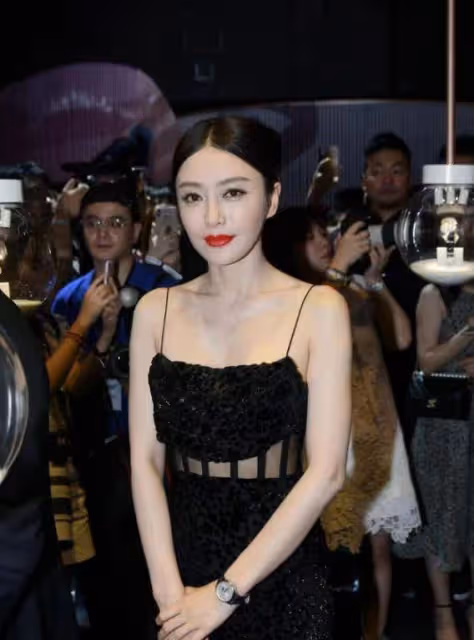 秦嵐真不像「阿姨輩」,穿黑色弔帶裙時尚精緻,身姿曼妙不輸少女
