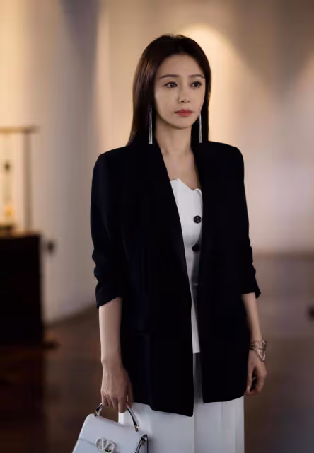 秦嵐真不像「阿姨輩」,穿黑色弔帶裙時尚精緻,身姿曼妙不輸少女