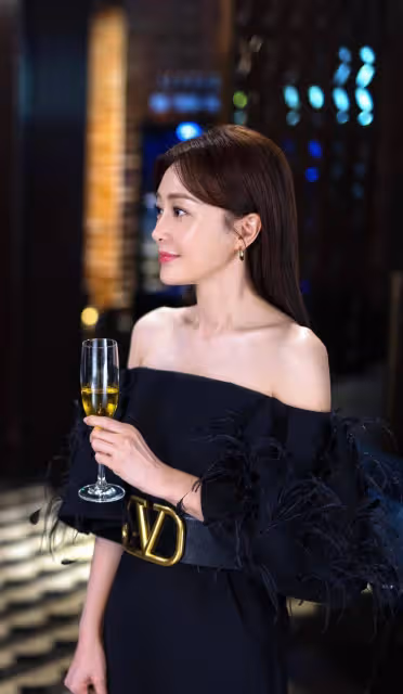 秦嵐真不像「阿姨輩」,穿黑色弔帶裙時尚精緻,身姿曼妙不輸少女