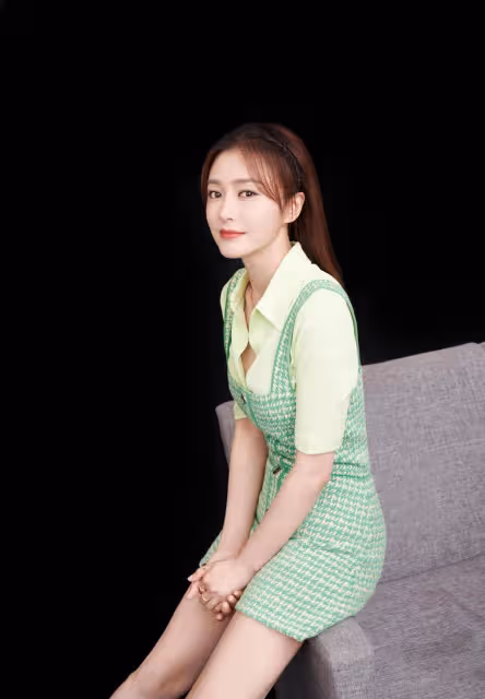 秦嵐真不像「阿姨輩」,穿黑色弔帶裙時尚精緻,身姿曼妙不輸少女