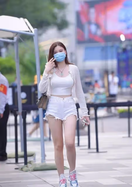 蜂腰細腿的時尚褲女子,完美勾勒出女士那曼妙的身姿,優雅大方