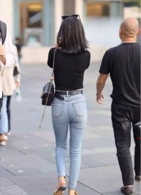 蜂腰細腿的時尚褲女子,完美勾勒出女士那曼妙的身姿,優雅大方