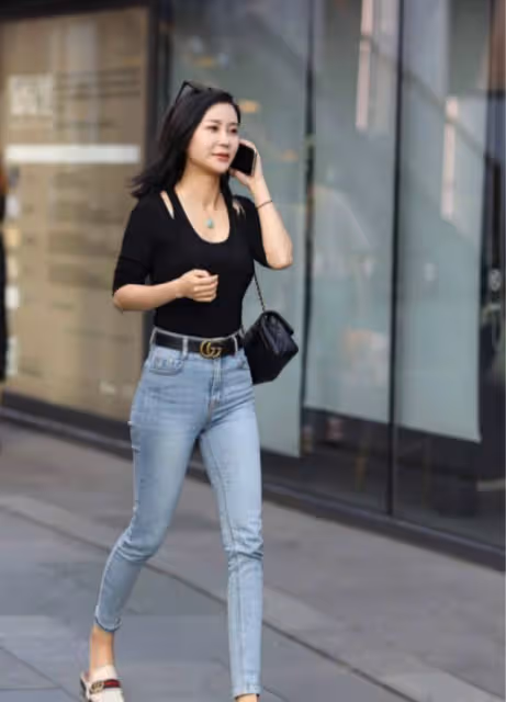 蜂腰細腿的時尚褲女子,完美勾勒出女士那曼妙的身姿,優雅大方