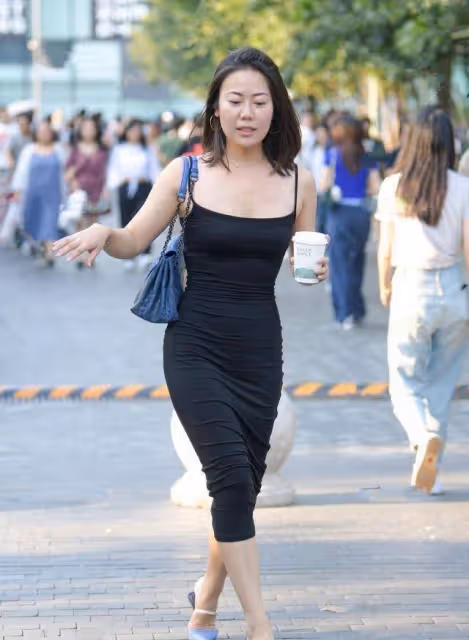 蜂腰細腿的時尚褲女子,完美勾勒出女士那曼妙的身姿,優雅大方