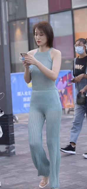淺綠色針織套裝柔軟舒適,無袖上衣和半時尚褲子,展示曼妙身姿