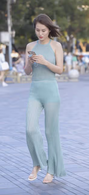 淺綠色針織套裝柔軟舒適,無袖上衣和半時尚褲子,展示曼妙身姿