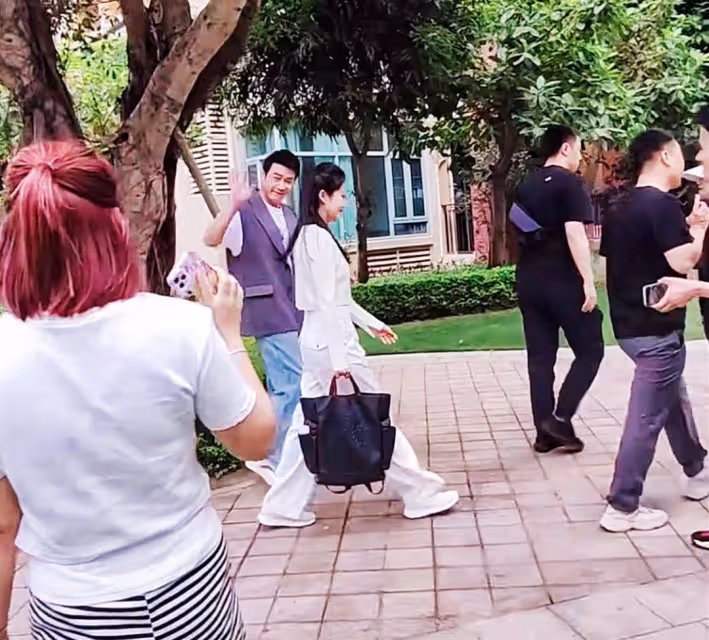 陸毅夫妻跟網友合影,他十足的大叔,鮑蕾20歲少女身材50歲老人臉