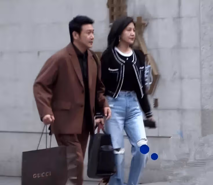陸毅夫妻跟網友合影,他十足的大叔,鮑蕾20歲少女身材50歲老人臉