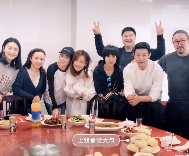 陸毅夫妻跟網友合影,他十足的大叔,鮑蕾20歲少女身材50歲老人臉