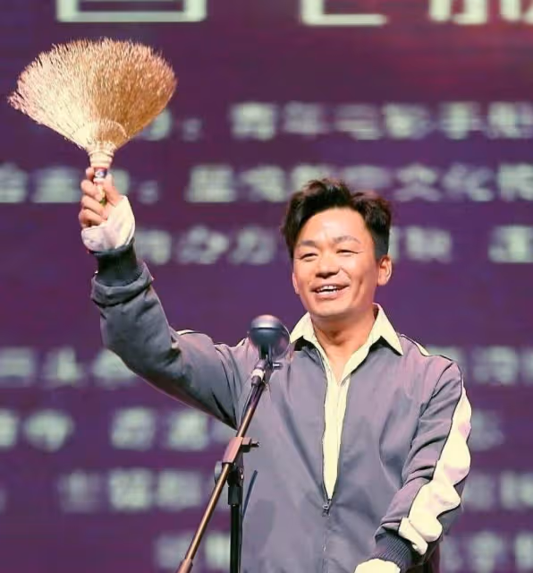 首位直面金掃帚的一線明星,4年後,他又帶著「王炸」回來了
