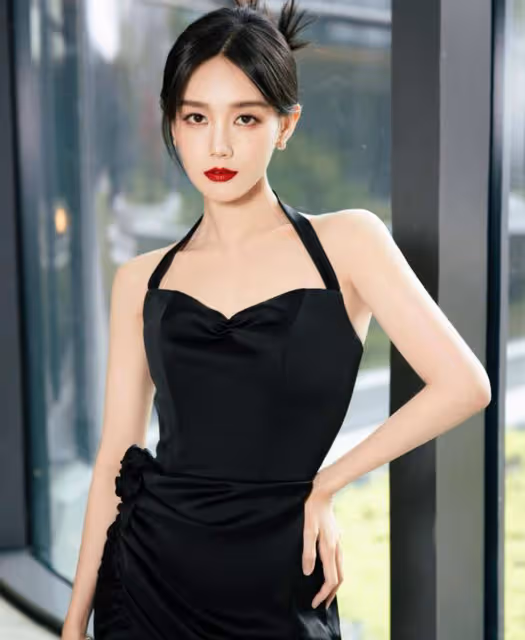 李一桐出席盛典,一襲黑色弔帶裙,火紅唇色,演繹曼妙妖嬈的身材