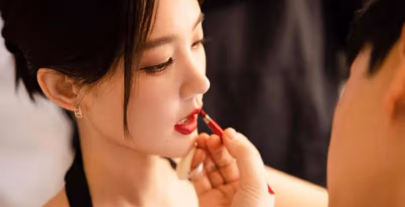 李一桐出席盛典,一襲黑色弔帶裙,火紅唇色,演繹曼妙妖嬈的身材