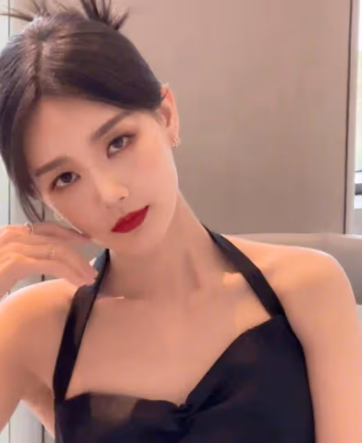 李一桐出席盛典,一襲黑色弔帶裙,火紅唇色,演繹曼妙妖嬈的身材