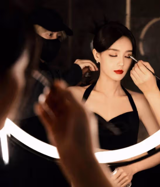 李一桐出席盛典,一襲黑色弔帶裙,火紅唇色,演繹曼妙妖嬈的身材