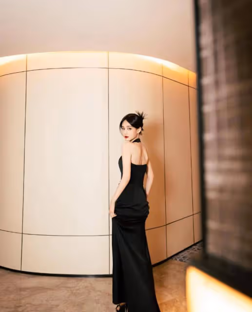李一桐出席盛典,一襲黑色弔帶裙,火紅唇色,演繹曼妙妖嬈的身材