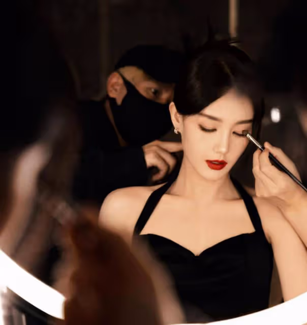 李一桐出席盛典，一襲黑色弔帶裙，火紅唇色，演繹曼妙妖嬈的身材