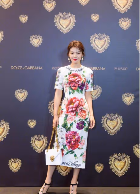 劉濤44歲用武太多!穿上和車曉同框的連體裙,村婦和貴婦的區別一目了然