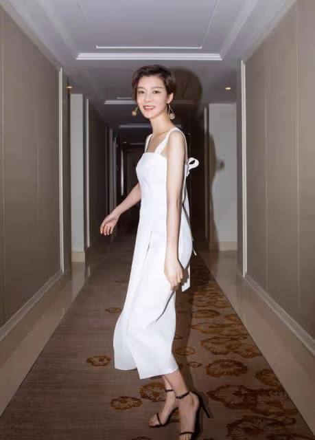 劉濤44歲用武太多!穿上和車曉同框的連體裙,村婦和貴婦的區別一目了然