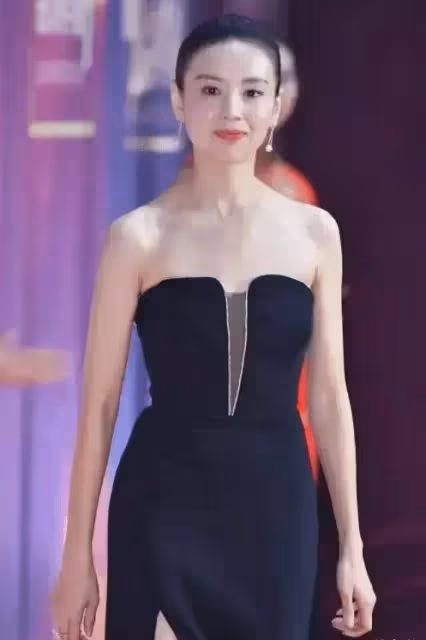 董潔這身材比例絕了!穿黑色抹身材長裙高挑曼妙,氣場全開不輸超模